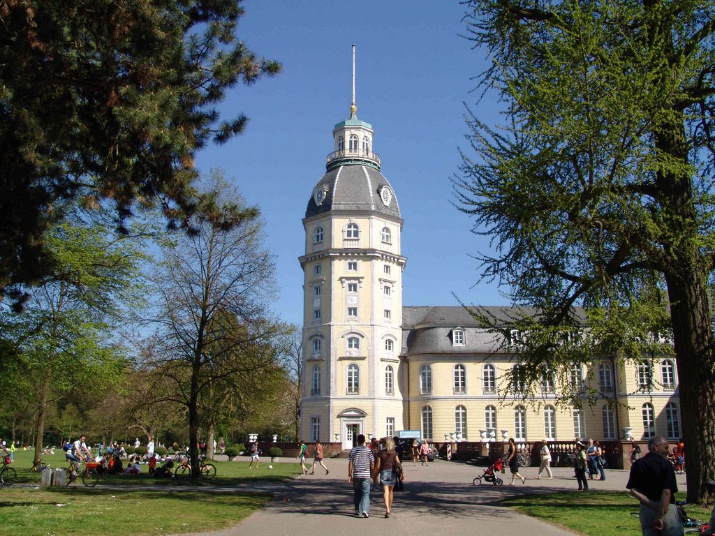 Eingang von der Westseite mit Blick auf den Schloßturm