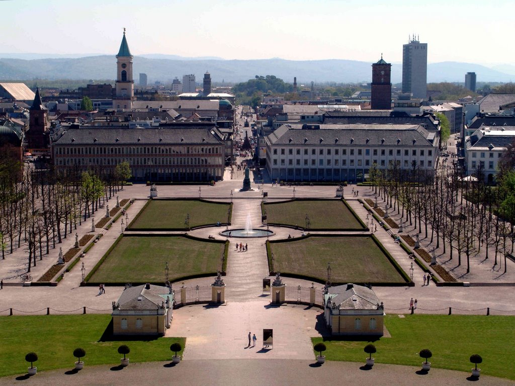 "alter" Schloßvorplatz mit Blick auf den Marktplatz (Pyramide) und entlang der Ettlingen Str.