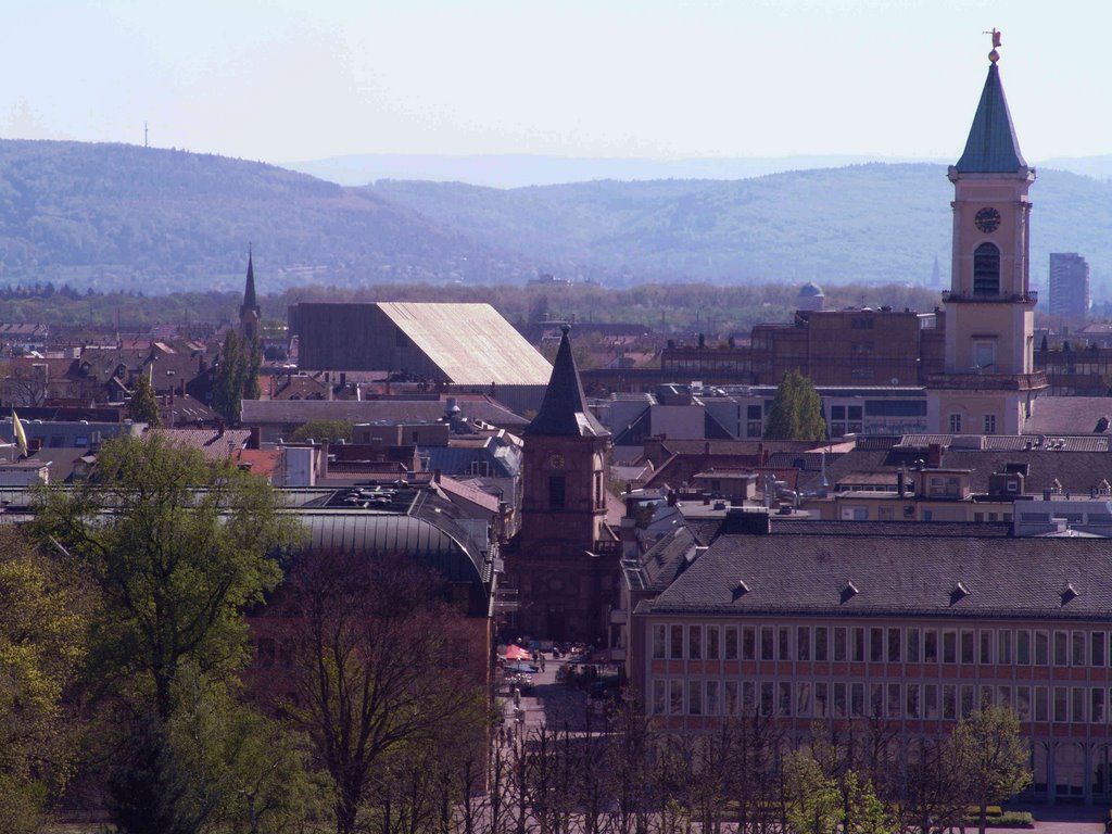 kleine Kirche und rechts der Kirchturm der evang. Stadtkirche