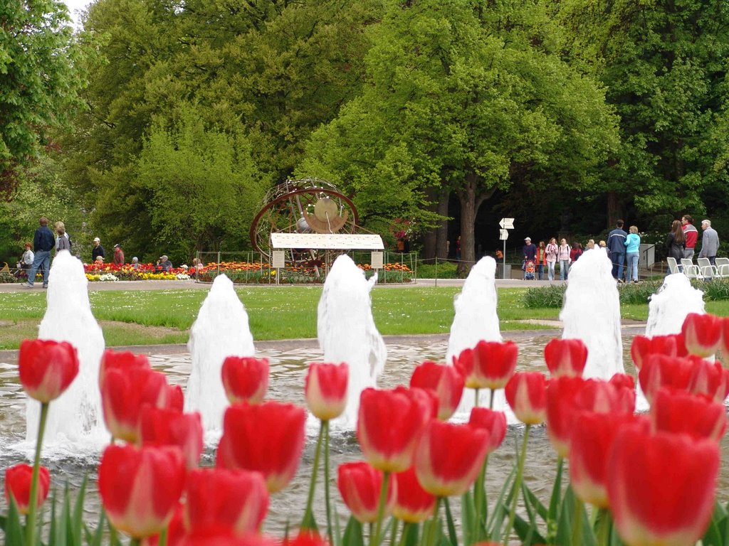 Blick am Eingang des Stadtgartens bzw. Zoos auf den Globus