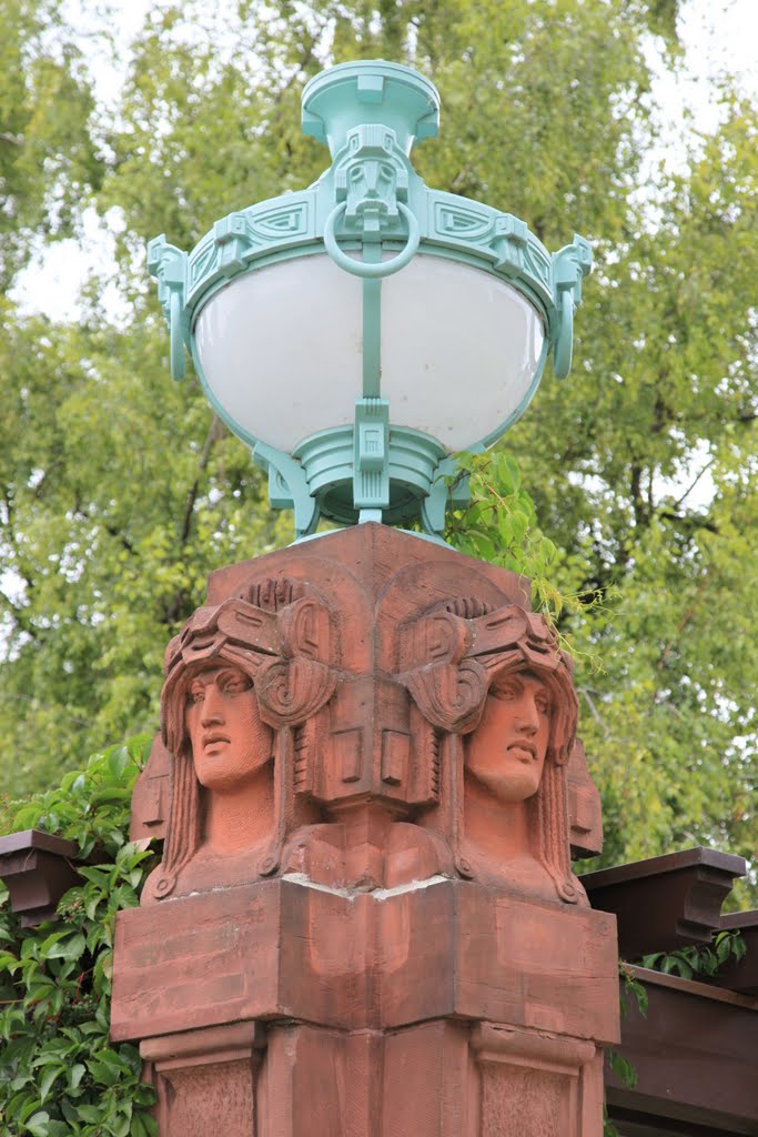 Parkleuchte im Jugendstil, omul amfibie gewidmet