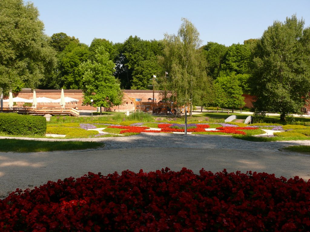 Biergarten und Kinderspielschiff im Glacis