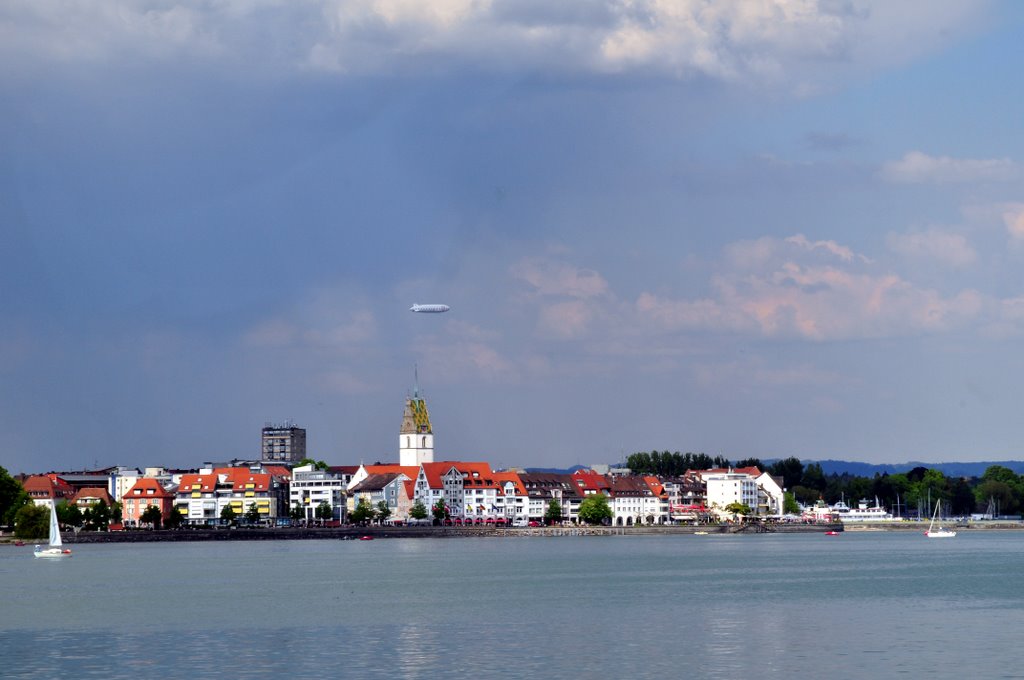 Bodensee, Blick auf Friedrichshafen mit Zeppelin