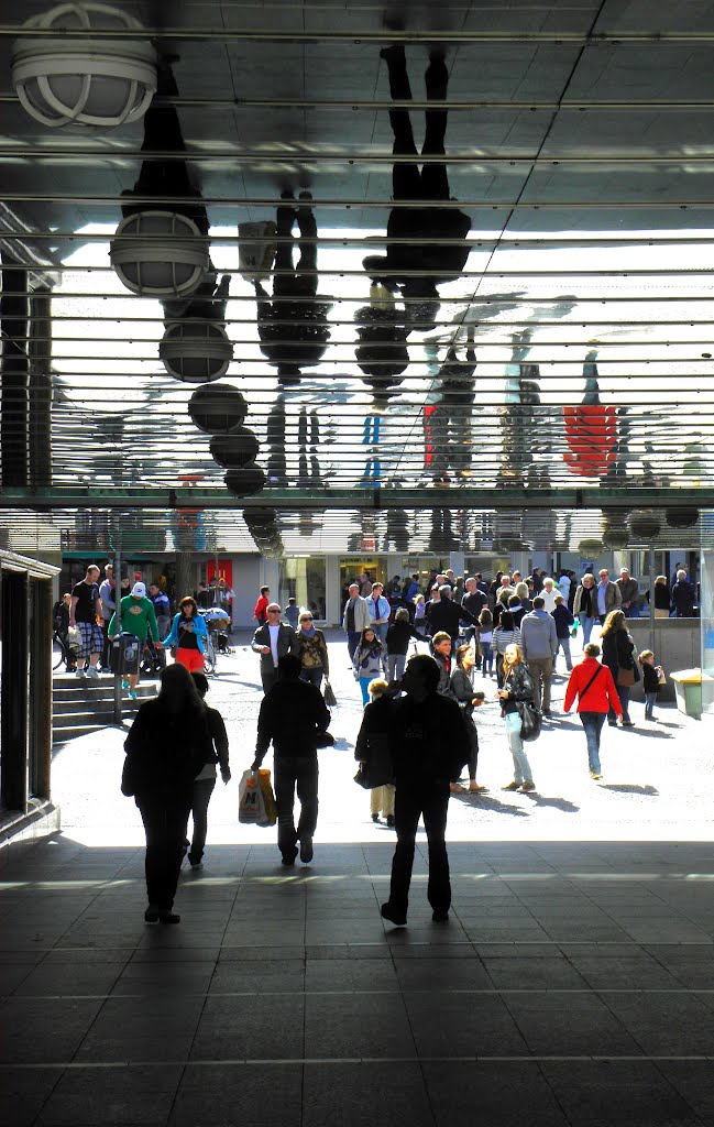 Reflexionen unter dem Hafenbahnhof