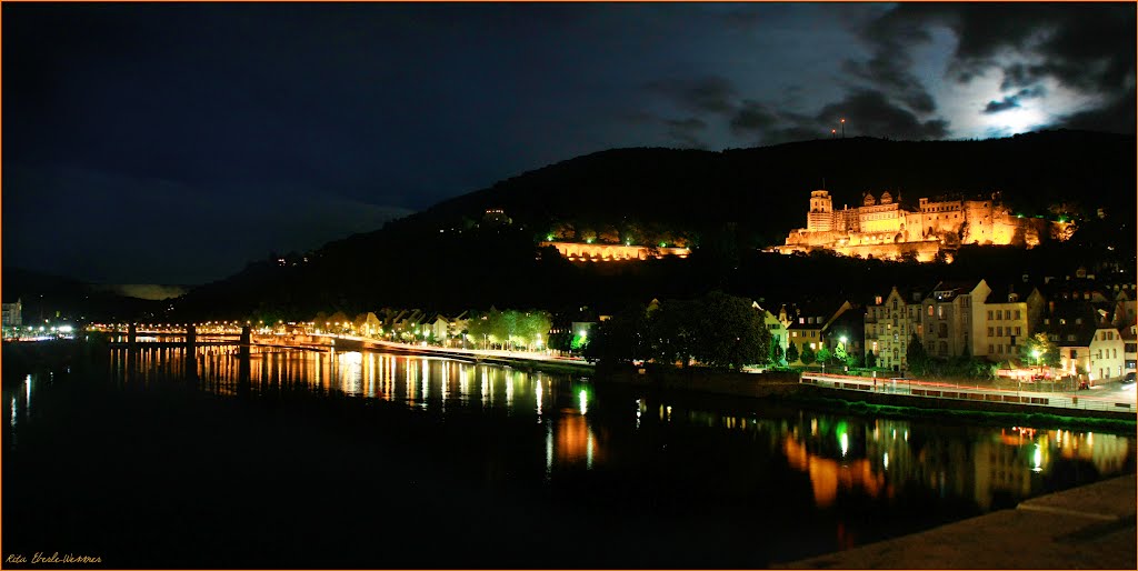 Mondaufgang über dem Heidelberger Schloss und Neckarufer, gesehen von der Alten Brücke
