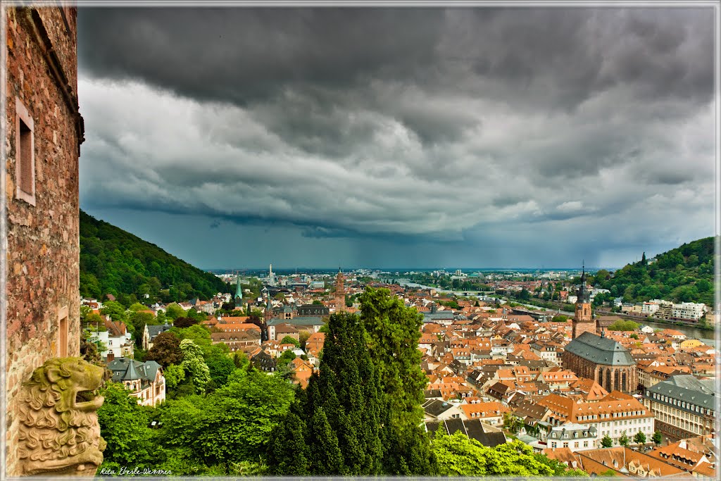 Schlossterrasse Heidelberger Schloss - Regenwolke über Heidelberg, Schauer über Mannheim (bitte vergrößern)