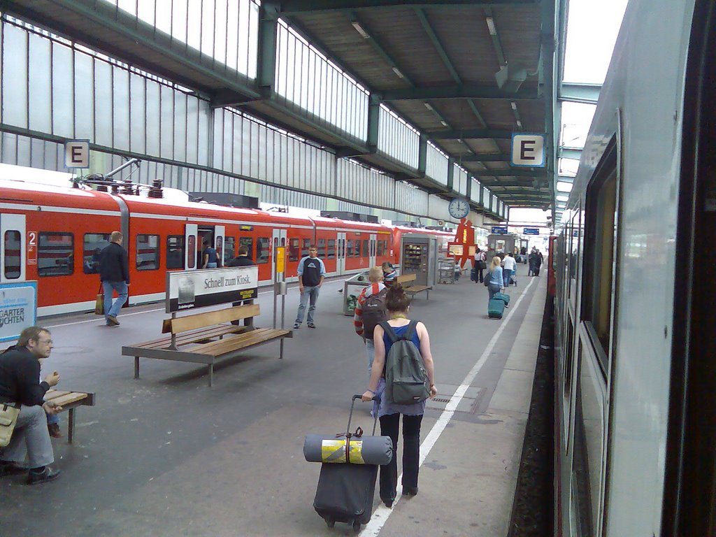 Wenn Stuttgart 21 gebaut werden sollte,  wird eine ganze Region darunter leiden!!! Hauptbahnhof Gl. 4