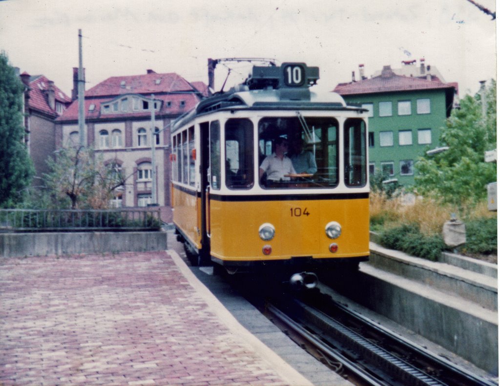 Stuttgart Zahnradtriebwagen 104 erreicht den Marienplatz (1982)