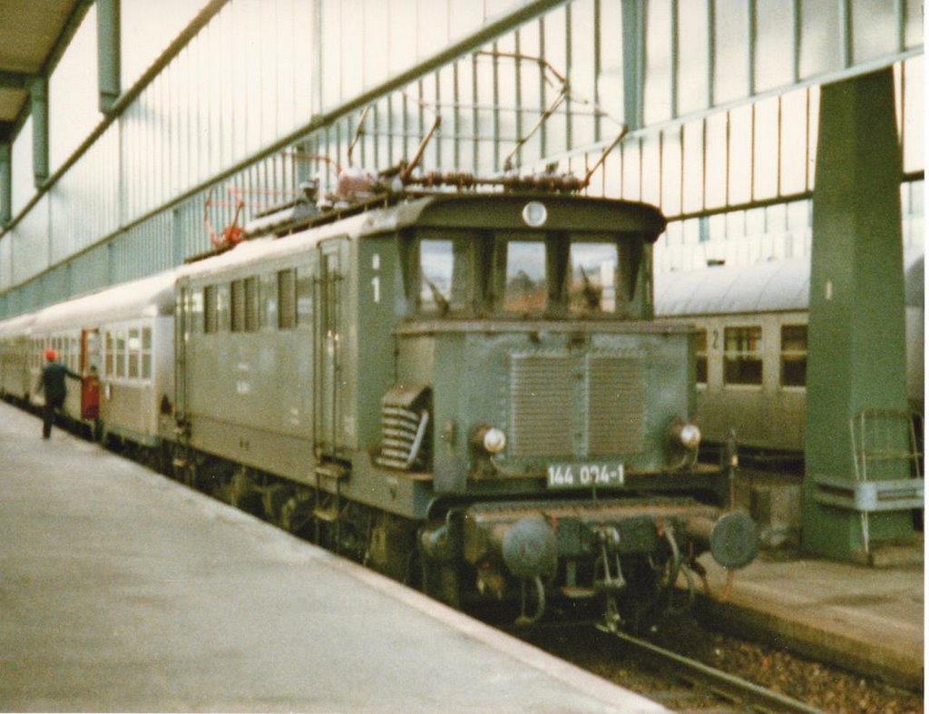 Stuttgart Hauptbahnhof BR 144 mit Eilzug nach Heilbronn(1983)