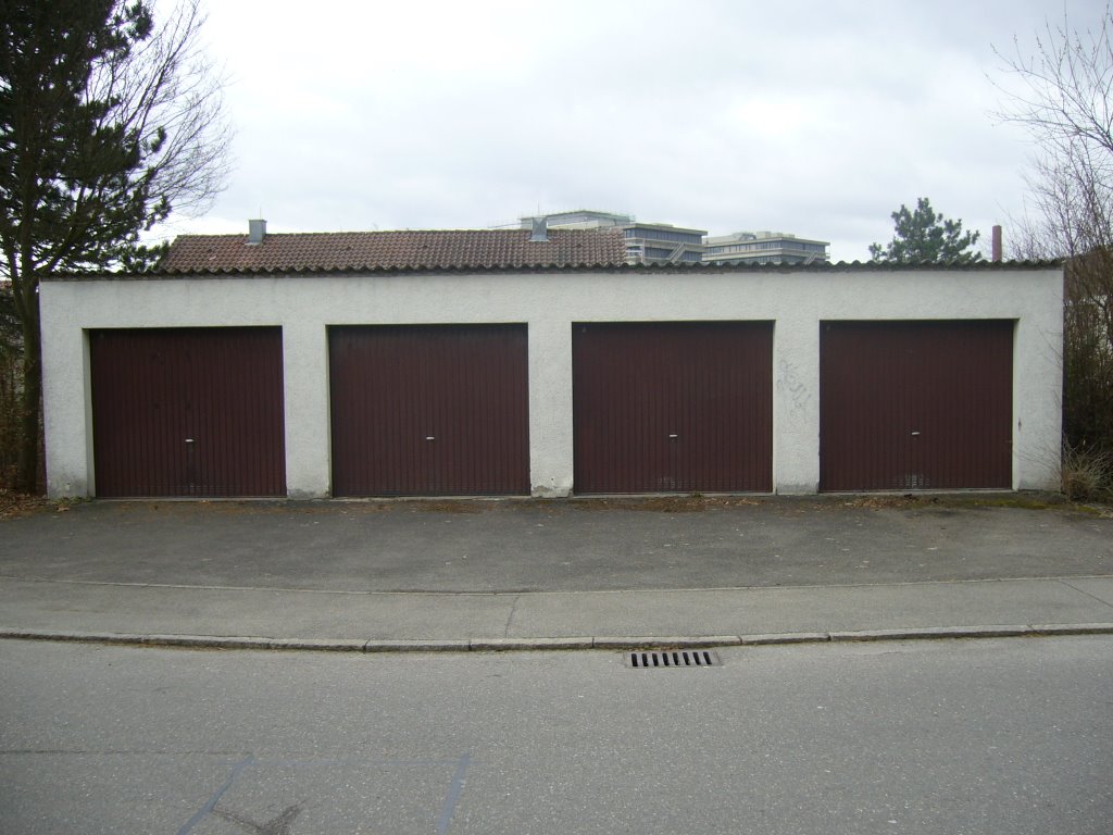 vier Garagen in Braun