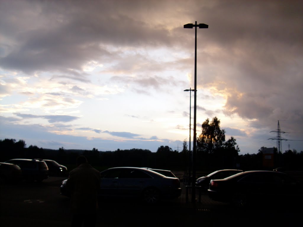 Ein Parkplatz beim Sonnenuntergang
