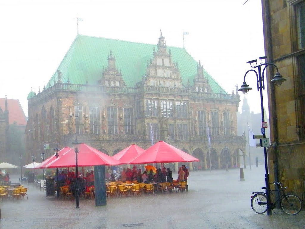 Straßencafé am Marktplatz Bremen im Regen - (C) by Salinos_de HB