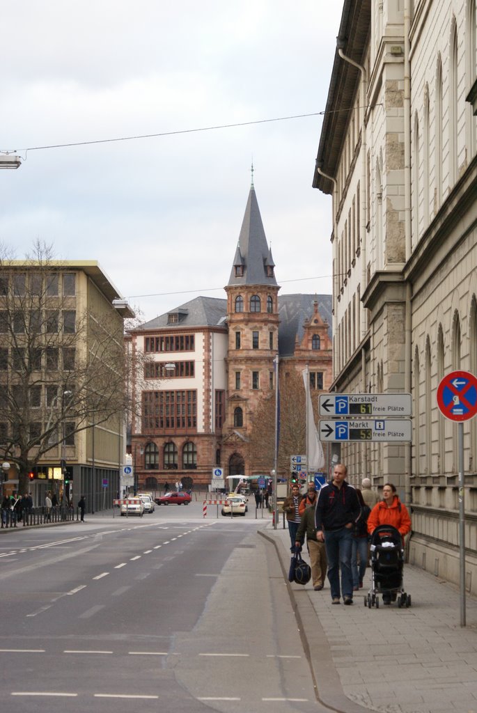 Bahnhofstrasse mit Rathaus