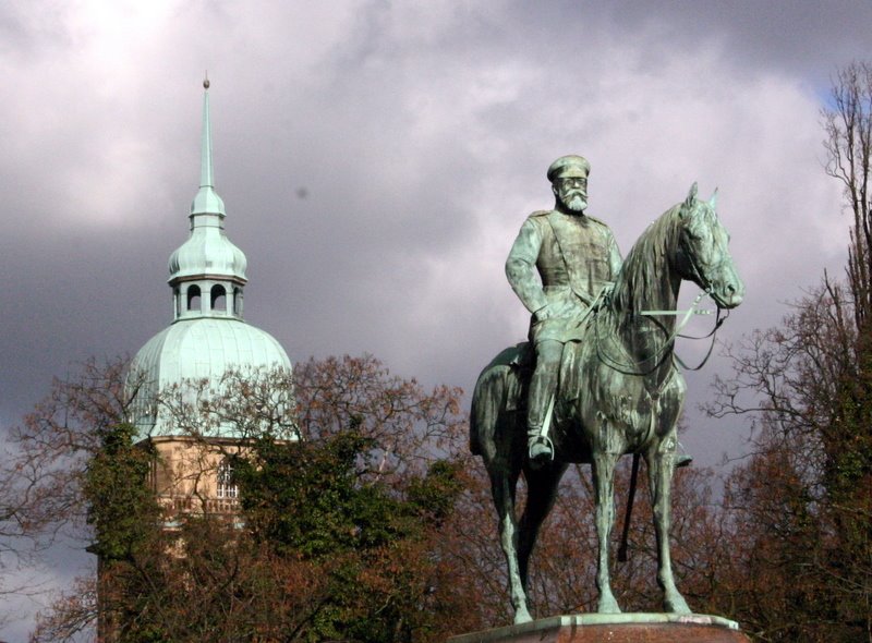Reiterdenkmal auf dem Friedensplatz