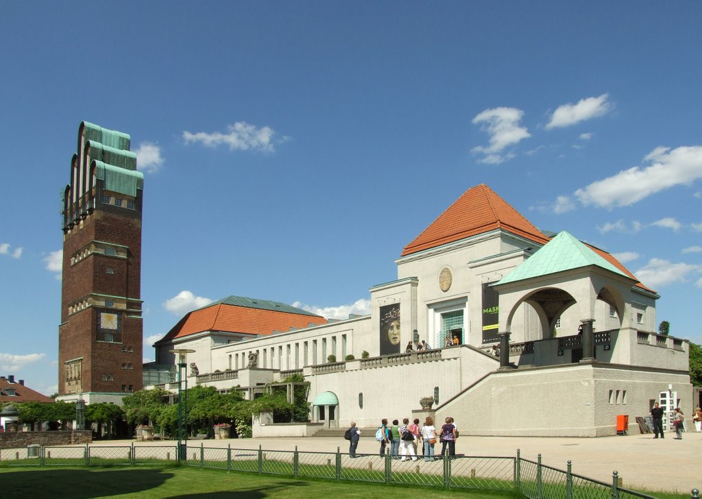 Hochzeitsturm und Ausstellungsgebäude im Sonnenschein