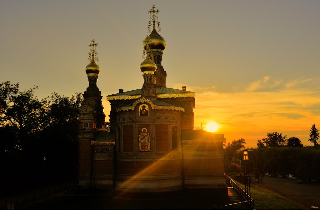 Russische Kirche mit untergehender Sonne