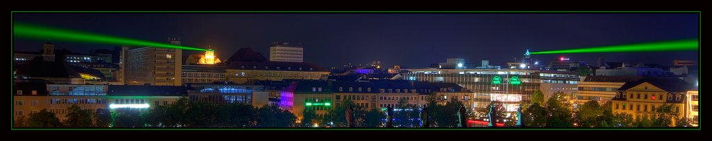 nächtliche Stadtansicht mit Laser