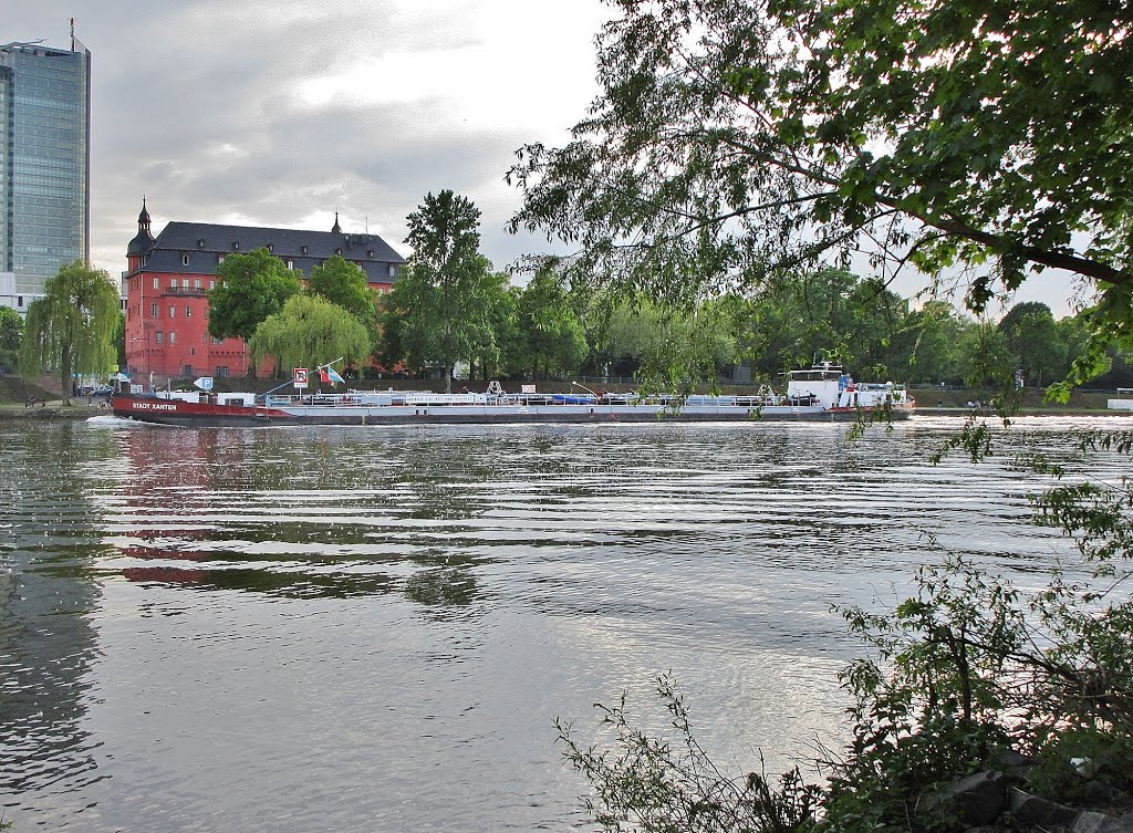 Offenbach, Isenburger Schloss - vom Fechenheim über den Main gesehen