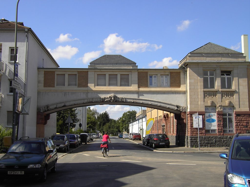 Bogen über der Gerhard Becker Straße