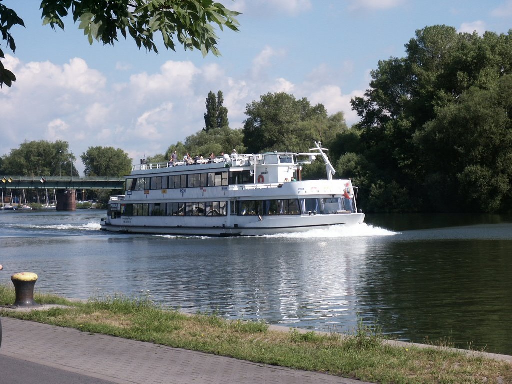 Ausflugsschiff auf den Main bei Offenbach