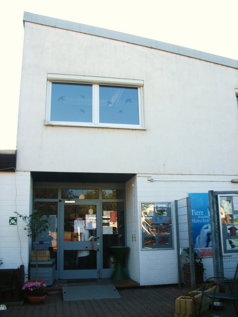 Eingangsgebäude und Zugang zum Katzenhaus