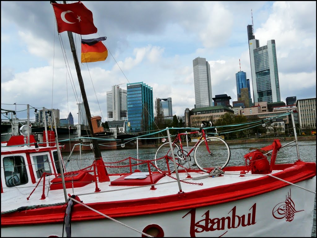 Istanbul in Frankfurt - Eine schwimmende Pommesbude - [By Stathis Chionidis]