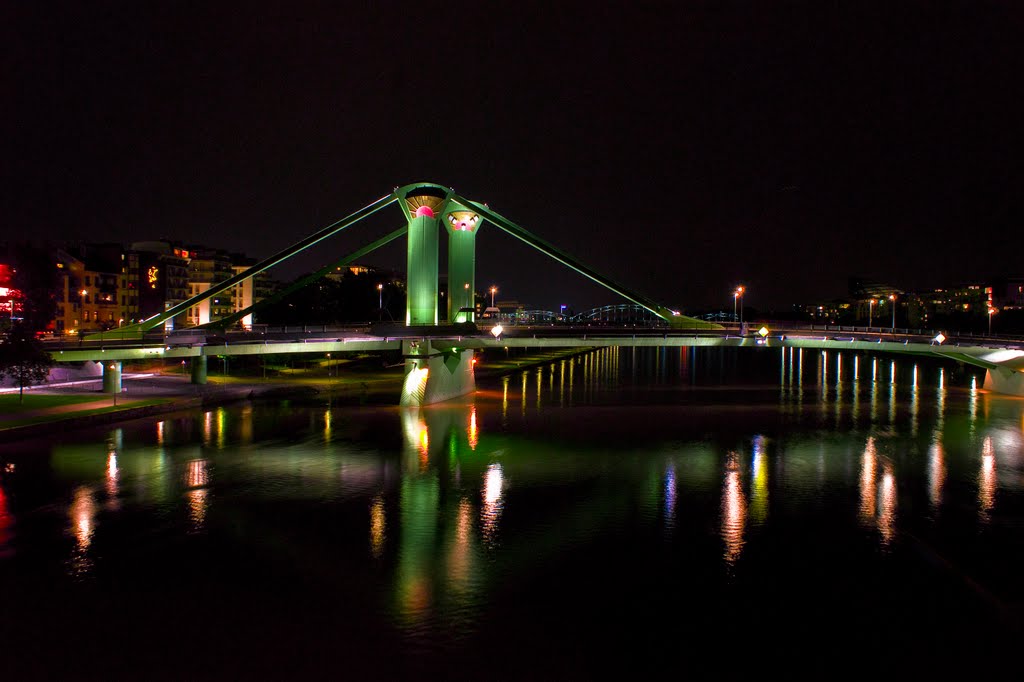 Frankfurt,  Blick auf die Flößerbrücke bei Nacht.