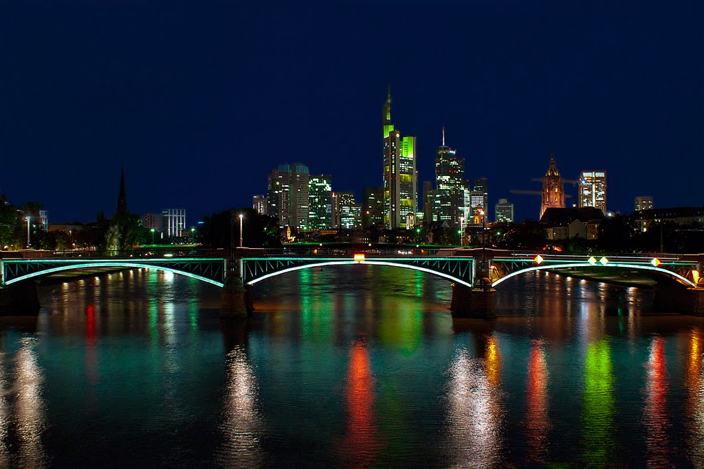 Skyline von Frankfurt am Main, bei Nacht.