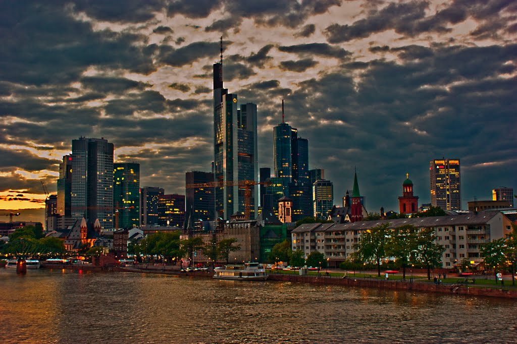 Die Skyline von Frankfurt am Main, bei Nacht.