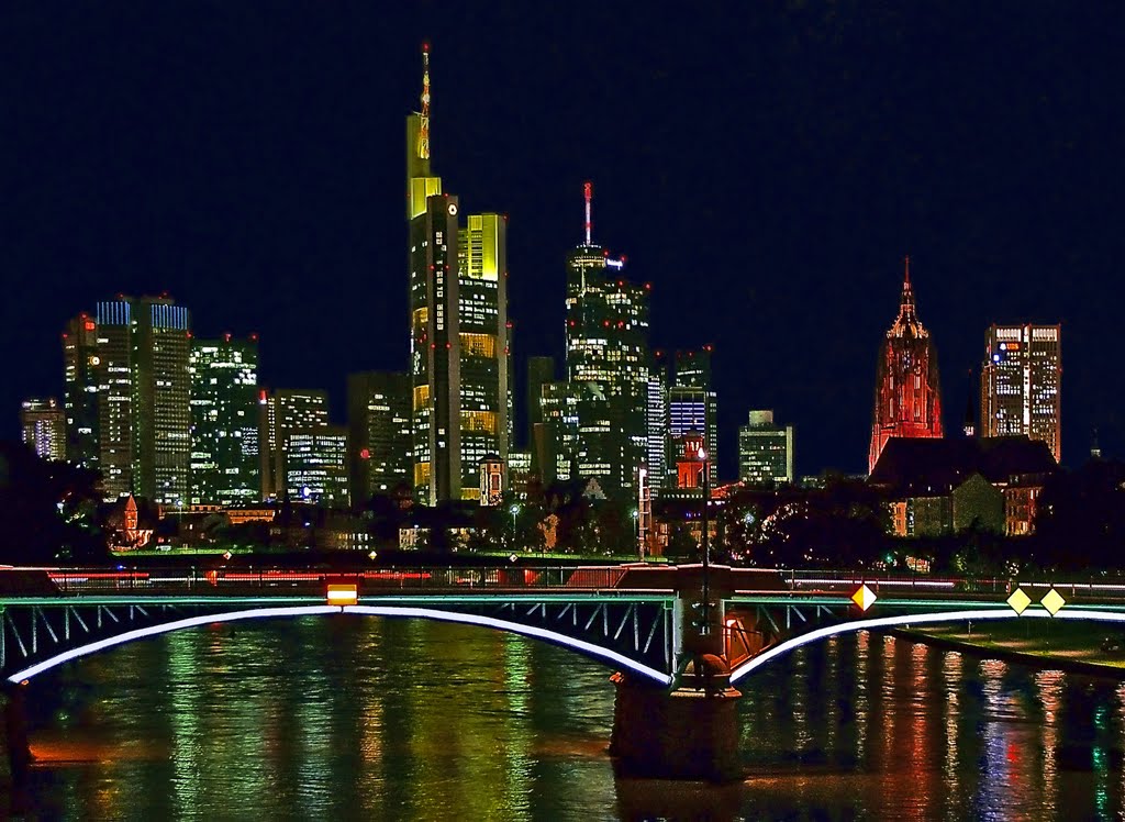 Die Skyline von Frankfurt am Main, bei Nacht.