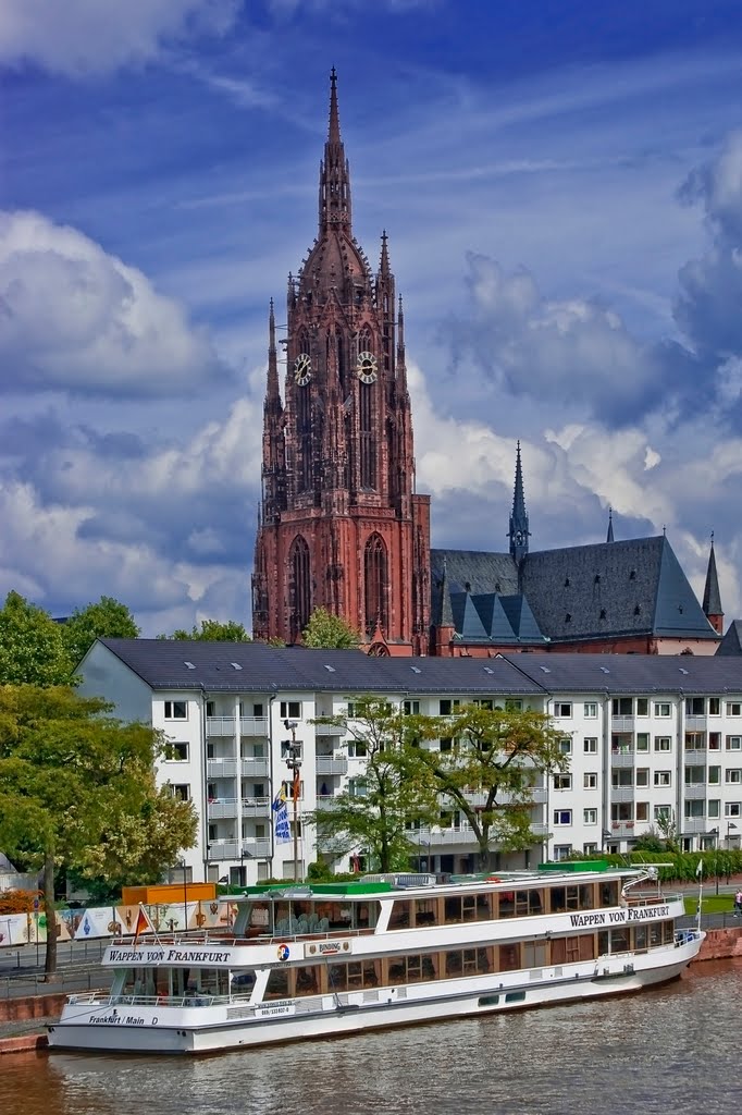 Blick zum Kaiserdom St. Bartholomäus in Frankfurt am Main.