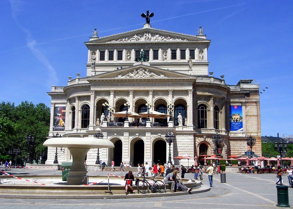 Frankfurt, Alte Oper und Lucae-Brunnen
