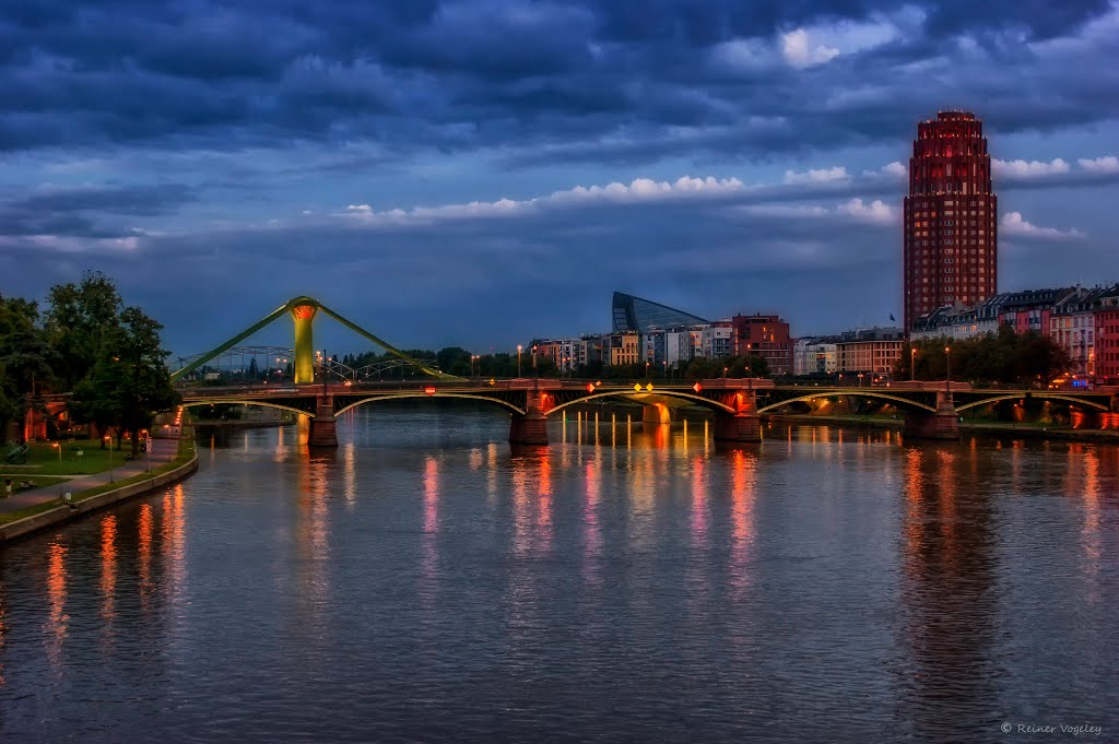 Blaue Stunde: Blick auf die Ignatz-Bubis-Brücke