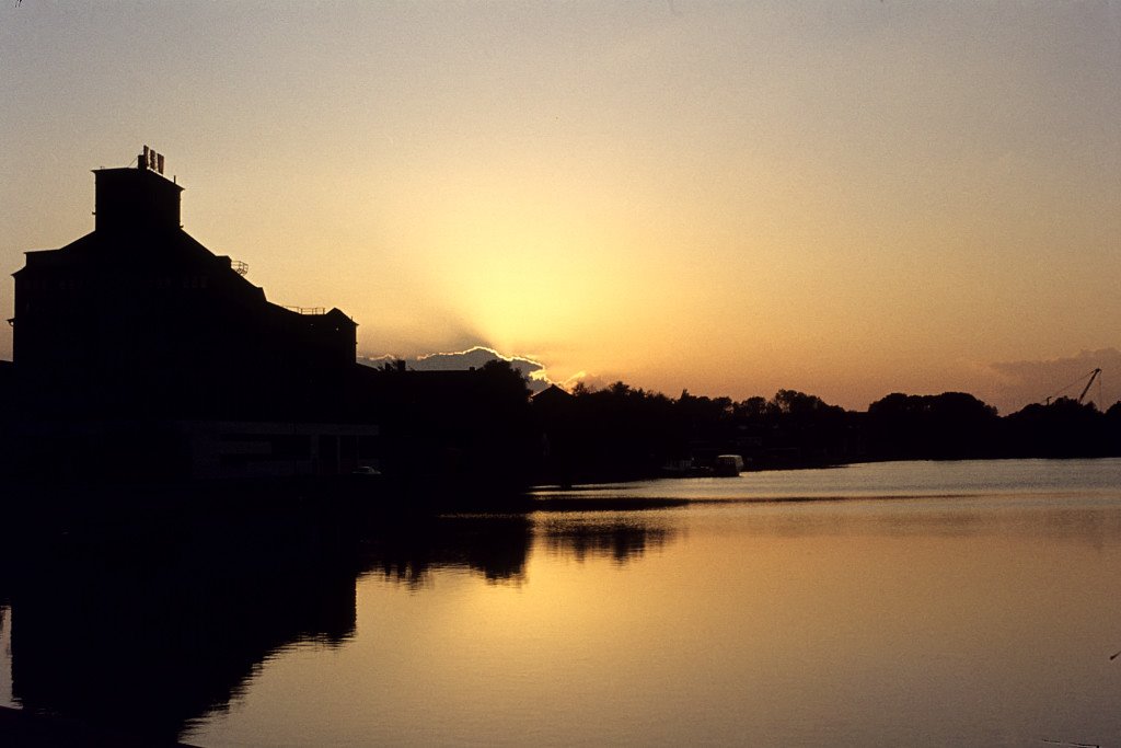 Sonnenuntergang hinter dem KSW-Gebäude