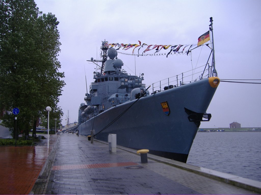 Fregatte Emden ( F 210 ) am Bontekai