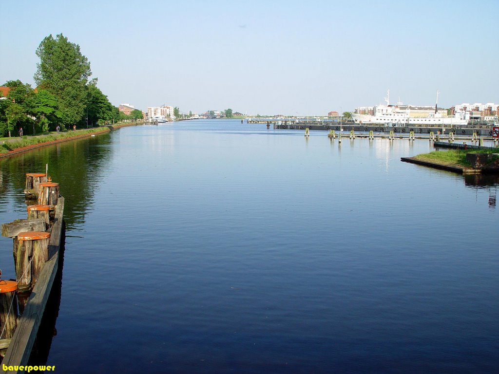 Blick von der Deichbrücke zum Binnenhafen entlang des Bontekai