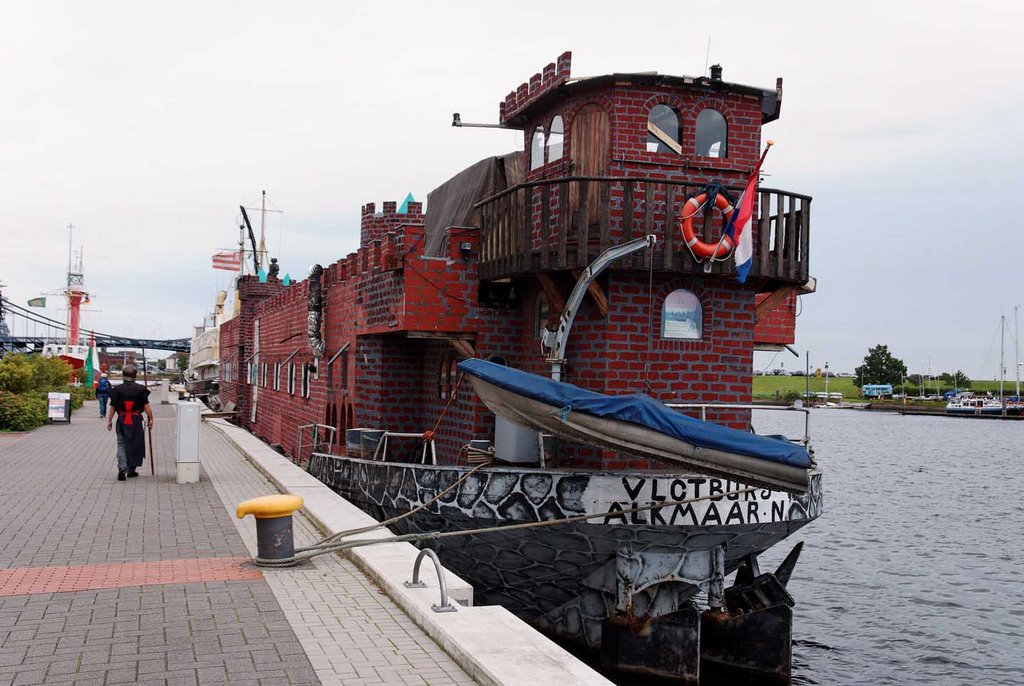 Wilhelmshaven -  Seltsames gruseliges "Ritterschiff"