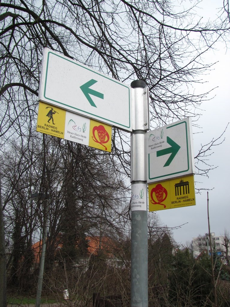 Wegweiser Fernradwege Berlin-Hameln und Weser-Harz-Heide