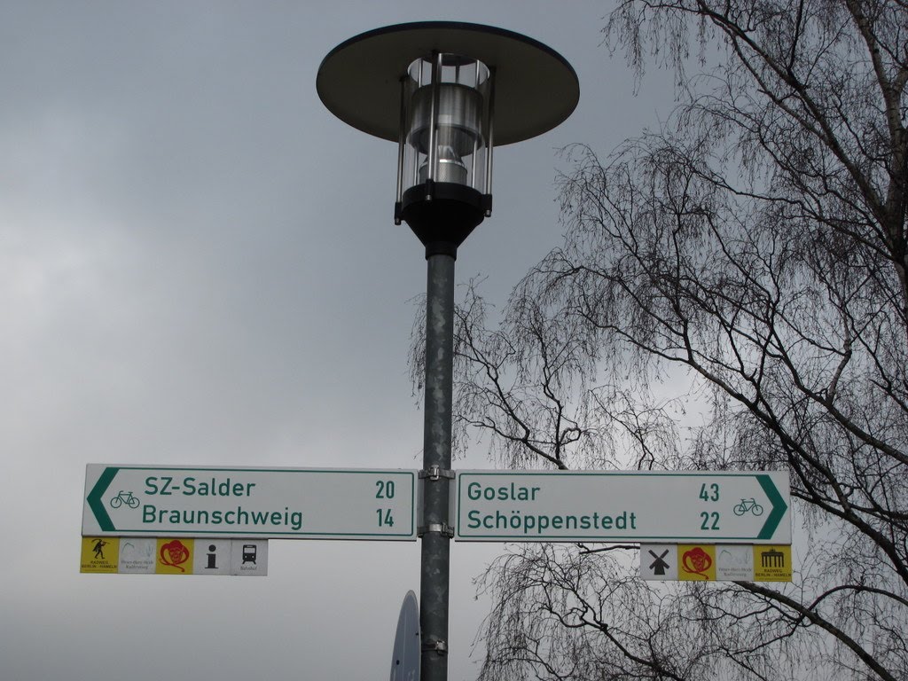 Wegweiser verschiedener Radwege in Wolfenbüttel