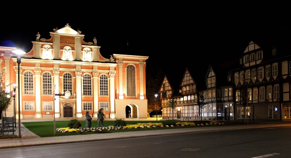 Sankt Trinitatiskirche - mit Fachwerkzeile - KE