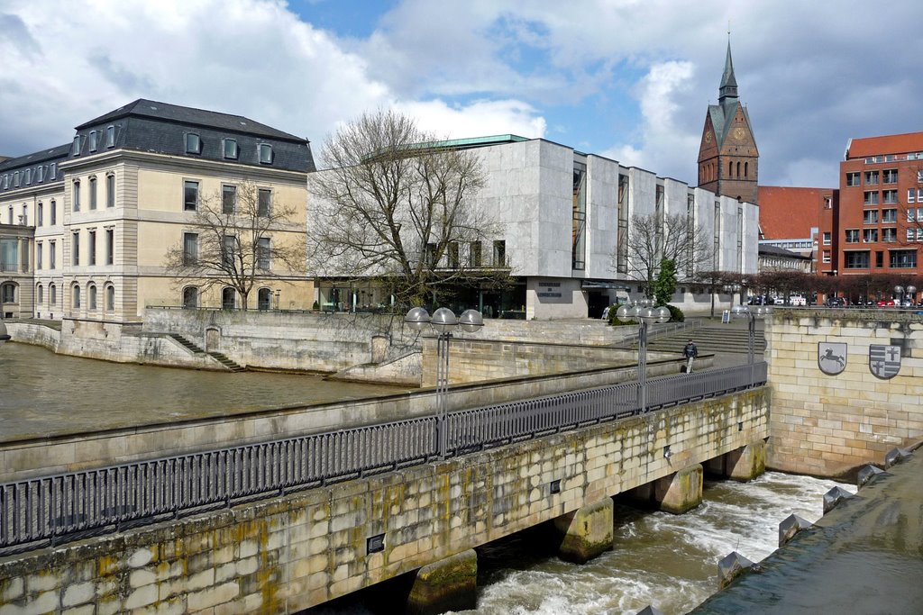 An der Wasserkunst mit Blick auf Leineschloss, (Nds. Landtag) und Marktkirche Hannover