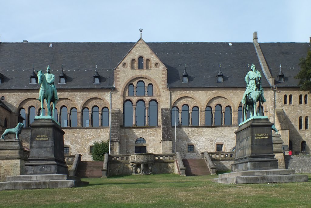 Goslar, Kaiserpfalz mit den Reiterstandbildern von Kaiser Wilhelm I und Kaiser Friedrich Barbarossa. Links im Hintergrund ist eine Kopie des Braunschweiger Löwen zu sehen.