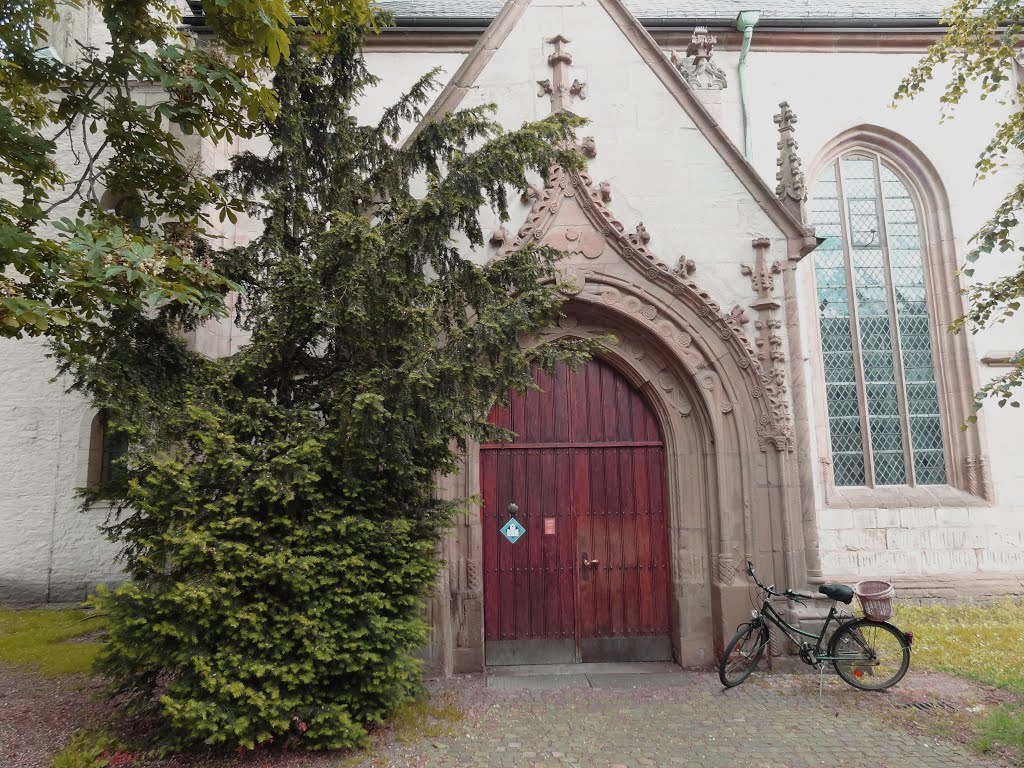Nostálgica vieja bicicleta, canasto incluido, que espera en un lugar de lujo en la ciudad imperial de Goslar. (Casa 1716)----------Nostalgic old bicycle, basket included, waiting in a luxurious place in the imperial city of Goslar.(House 1716)