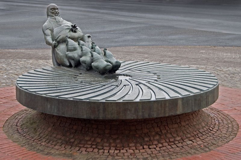 DELMENHORST: AUSZUG DES MÜLLERS - Skulptur von PAUL HALBHUBER (1909-1995) / AUSZUG DES MÜLLERS (move of the miller) - sculpture of PAUL HALBHUBER (1909-1995) • 2009