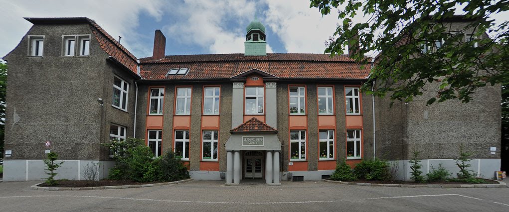 DELMENHORST: Bernard-Rein-Schule, Front / Bernard-Rein-School, frontside • 05-2010