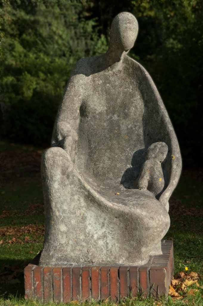 DELMENHORST: Skulptur "Mutter mit Kind" / Sculpture "Mother with child" (*1977 · Künstler/Artist: MARIANNE MANGELS [*04.05.1908 Augustenburg, †09.10.1990 Delmenhorst]) • 10-2011