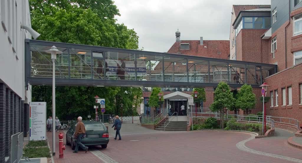 ;-) DELMENHORST: "Laufsteg" zwischen Gesundheitszentrum und Krankenhaus ST. JOSEPH STIFT / "Catwalk" between Health center and Clinic ST. JOSEPH STIFT • 05-2012