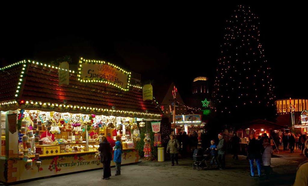 DELMENHORST: Weihnachtsmarkt, im Hintergrund links des Weihnachtsbaumes der WASSERTURM (mit beleuchteter Besucherplatform) / Christmas fair, in the background on the left of the Christmas tree the WASSERTURM ("water-tower" - with illuminated visitors-plat