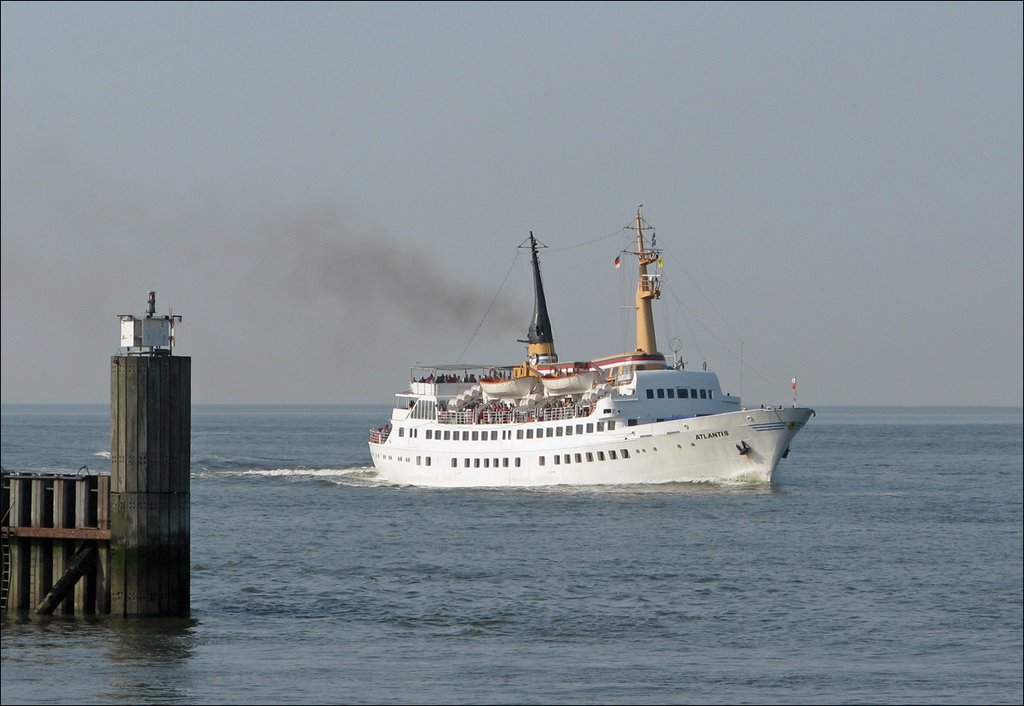 Das Seebäderschiff "Atlantis" kommt in flotter Fahrt von Helgoland zurück