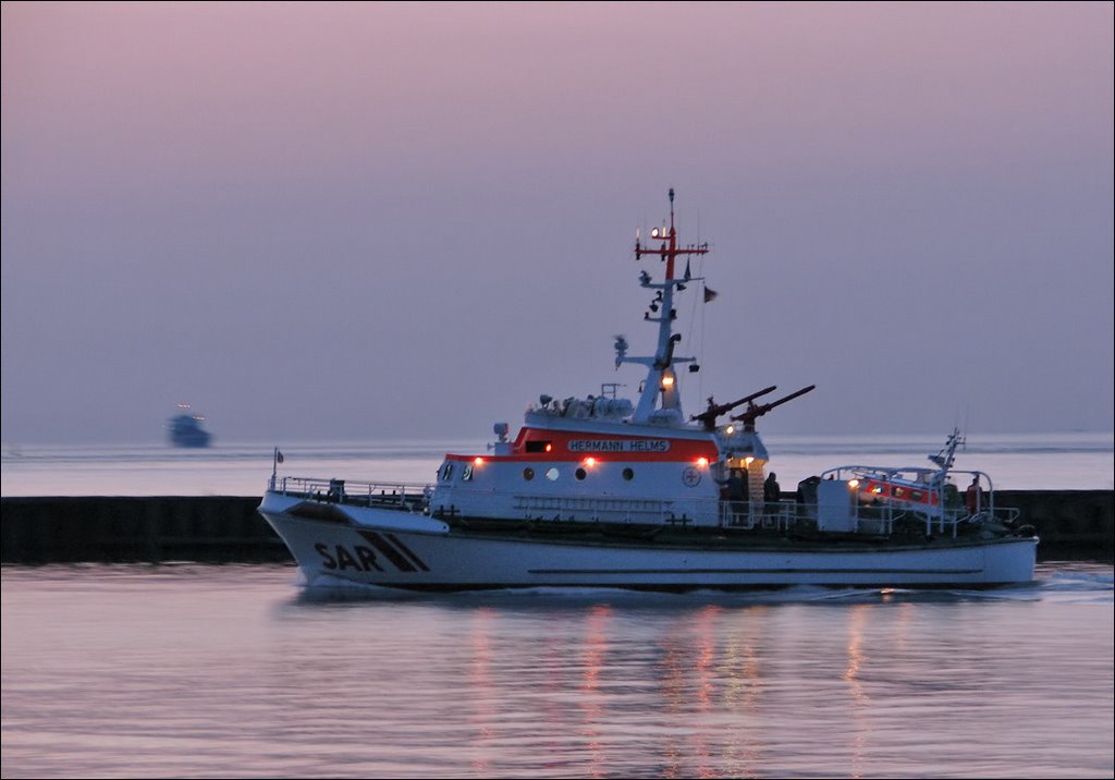Der Seenotrettungskreuzer "Hermann Helms" kommt vom Einsatz zurück